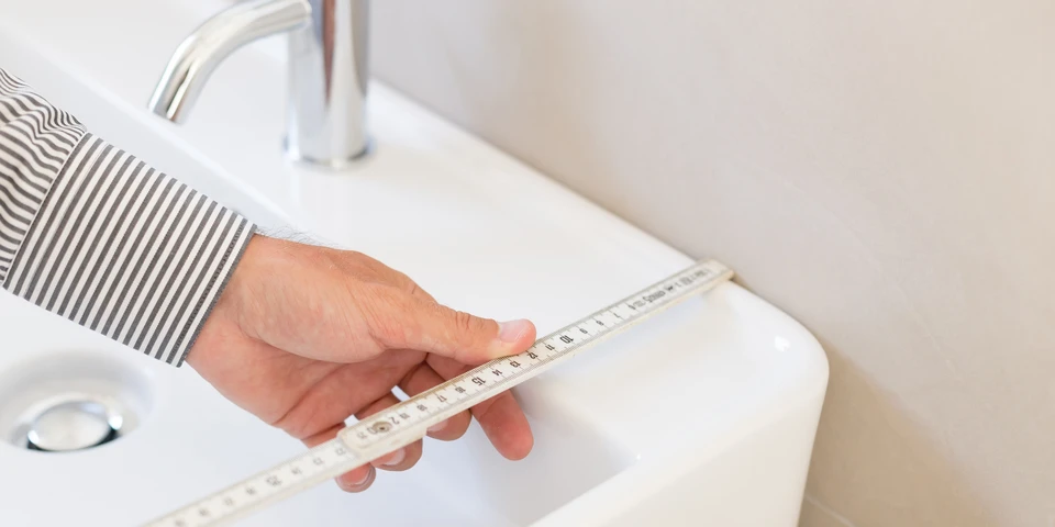 Intérieur de salle de bain moderne avec baignoire blanche