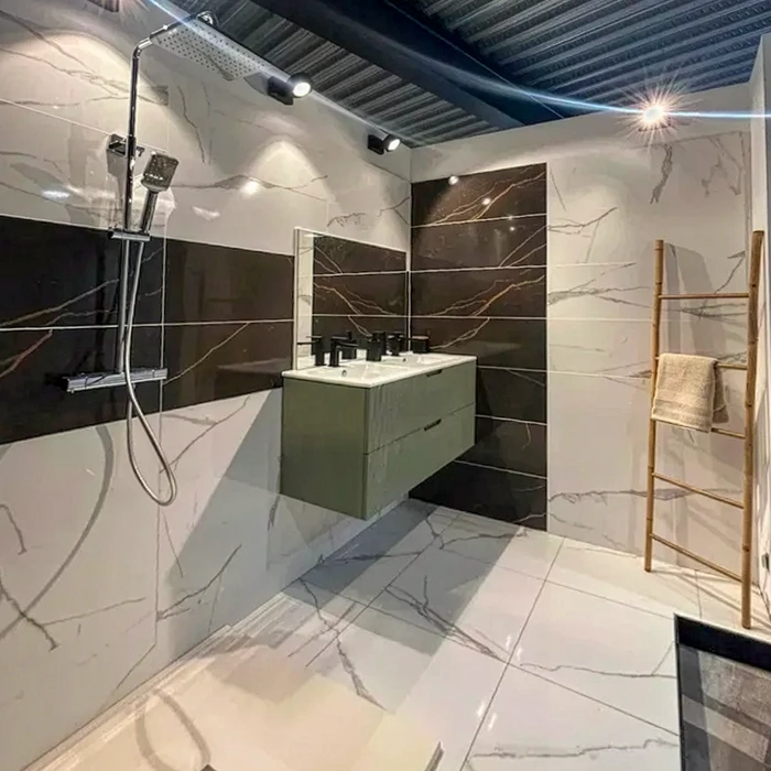 Salle de bain moderne avec carrelage grand format effet marbre blanc et noir veiné or