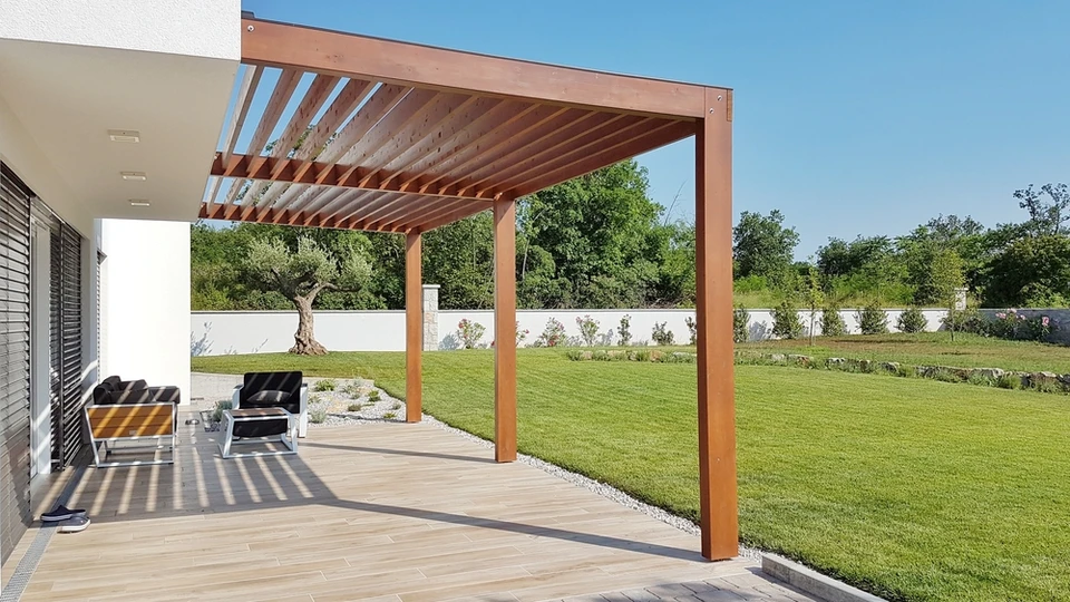 Terrasse extérieure moderne avec pergola en bois à lames horizontales, sol carrelage beige, mobilier contemporain noir