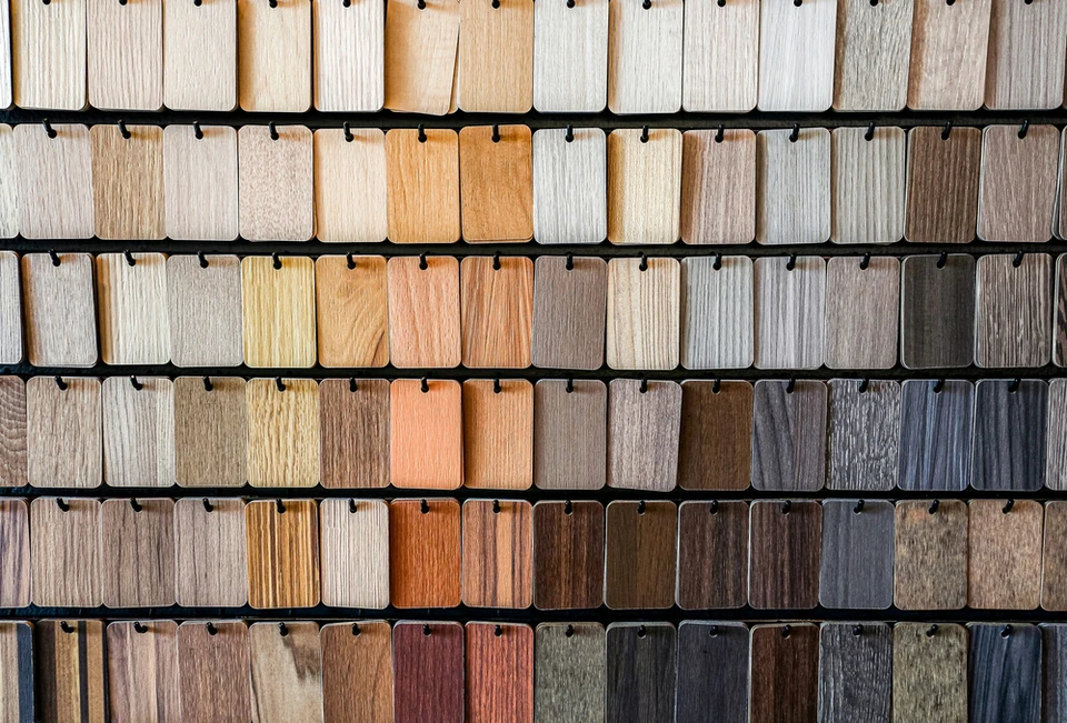 Intérieur d'un showroom ou atelier présentant un large échantillonnage de finitions bois