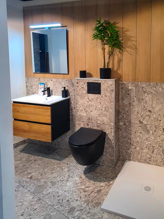 Salle de bain moderne avec WC suspendu noir mat, vasque encastrée sur meuble double tiroir bois chêne et noir