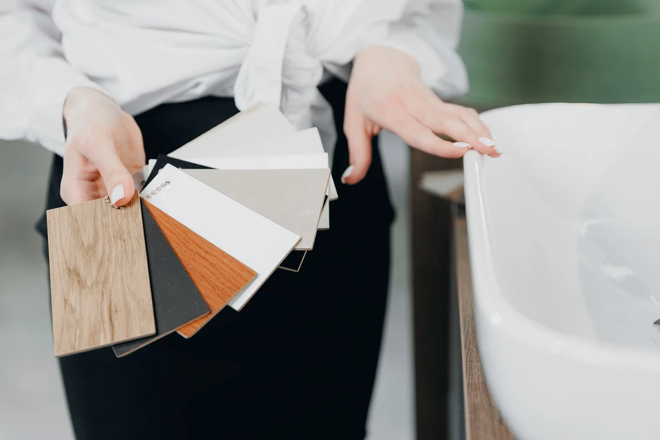 Int&eacute;rieur d'un magasin de rev&ecirc;tements de sol avec pr&eacute;sentoir organis&eacute; d'&eacute;chantillons de parquet et stratifi&eacute;