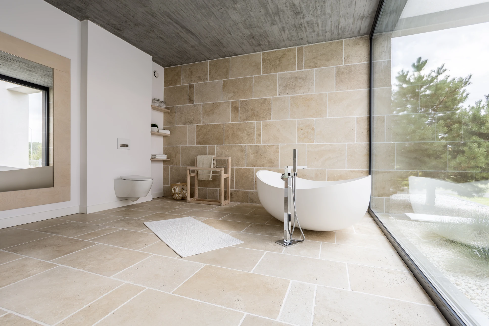 Showroom de revêtements et matériaux de construction avec présentoirs muraux et au sol