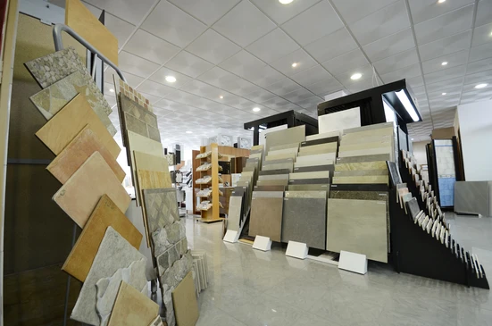 Couple consultant des &eacute;chantillons de carrelage dans un magasin sp&eacute;cialis&eacute;