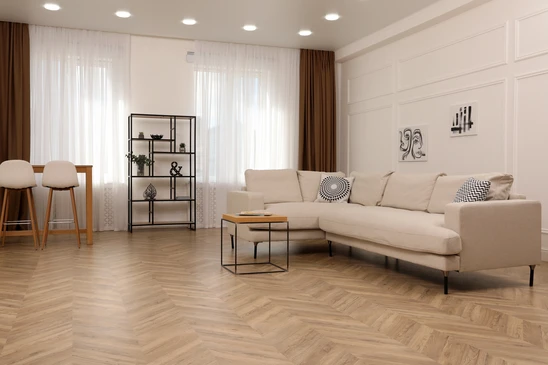 Int&eacute;rieur d'un magasin de rev&ecirc;tements de sol avec pr&eacute;sentoir organis&eacute; d'&eacute;chantillons de parquet et stratifi&eacute;