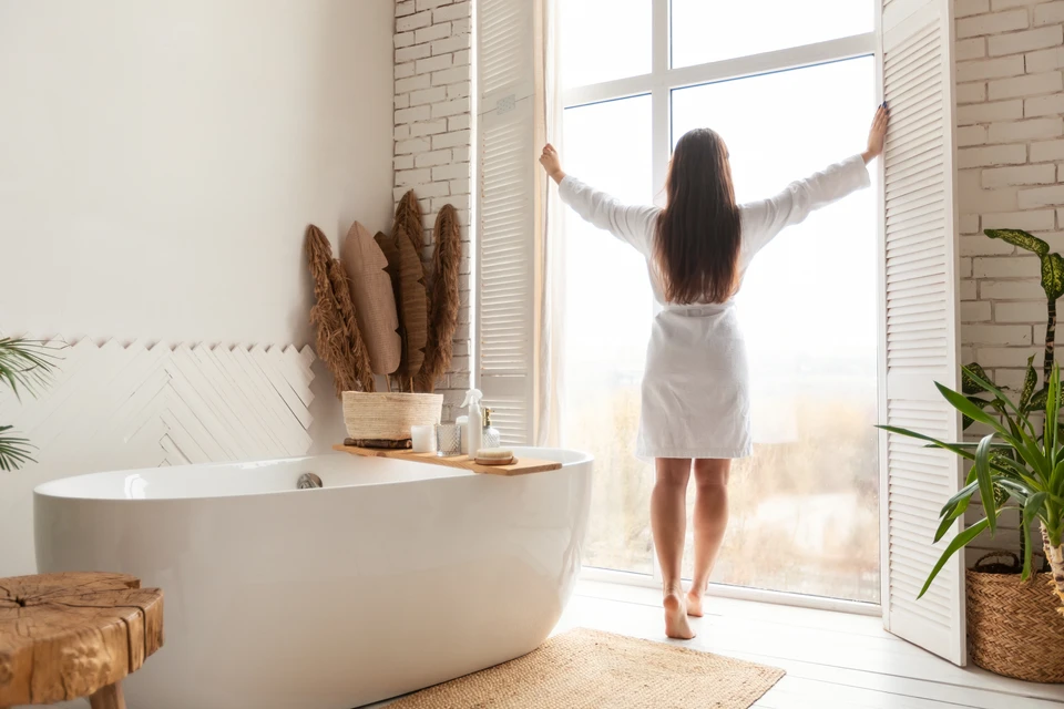 Main feminine touchant échantillons de revêtements de sol dans showroom professionnel
