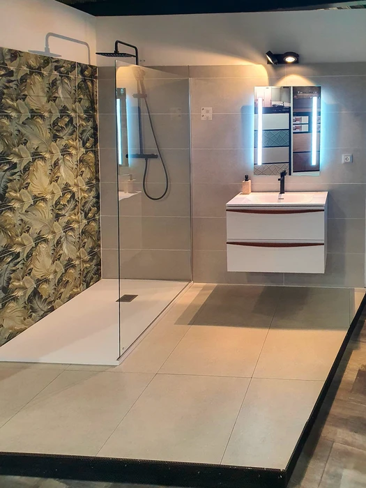 Salle de bain double vasque encastrée blanc mat sur meuble suspendu à façade striée bois