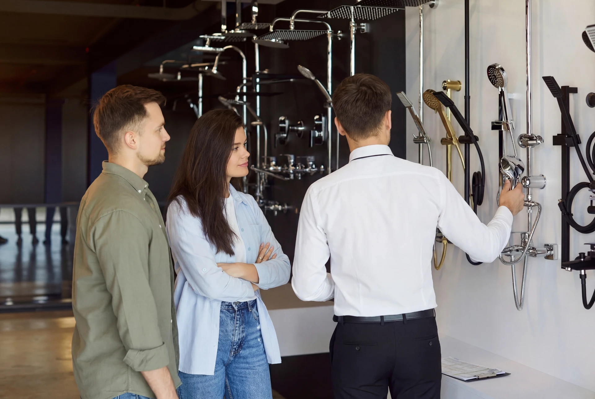 Équipe de professionnels en uniformes noirs réunie autour d'une table de travail, consultant des documents techniques