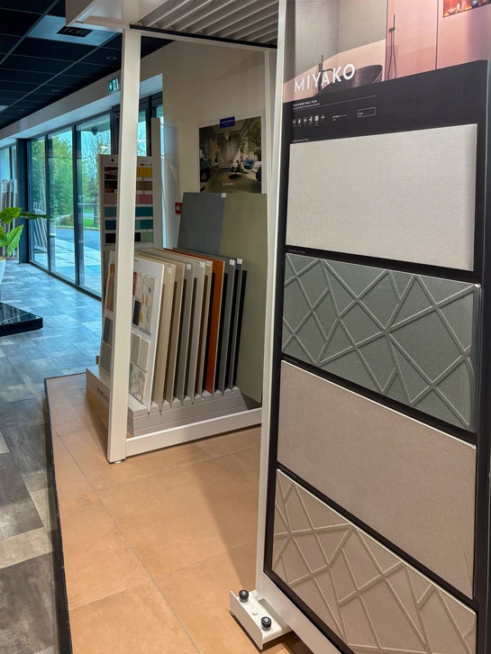 Magasin de revêtements de sol avec couple consultant échantillons de parquet et stratifié auprès d'une vendeuse