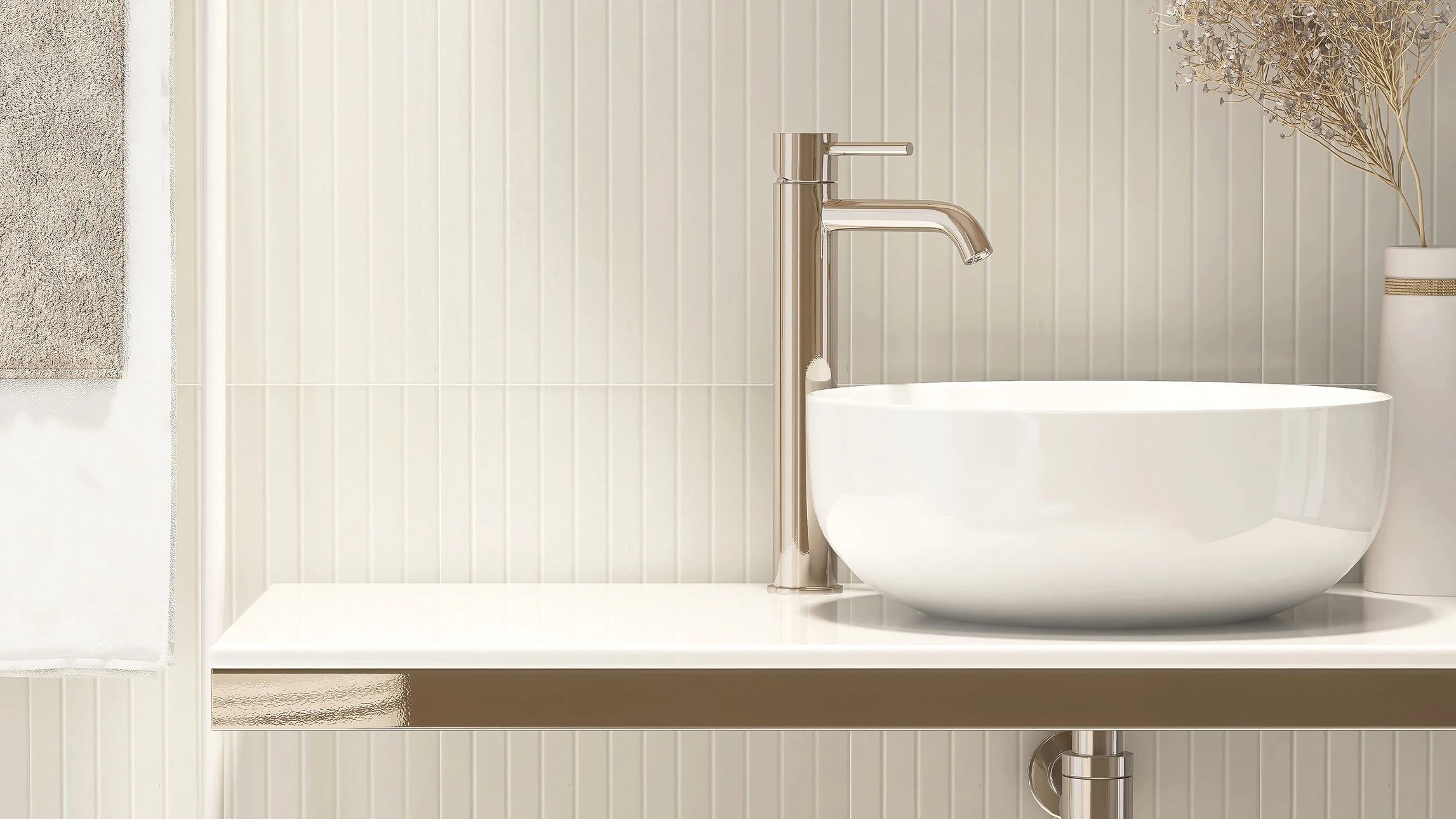 Intérieur de salle de bain avec robinet mitigeur chromé en fonctionnement, eau coulant dans lavabo blanc