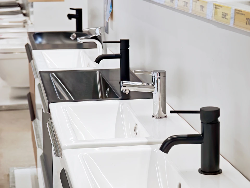 Salle de bain moderne avec baignoire îlot noire à pieds griffes, robinetterie chromée traditionnelle