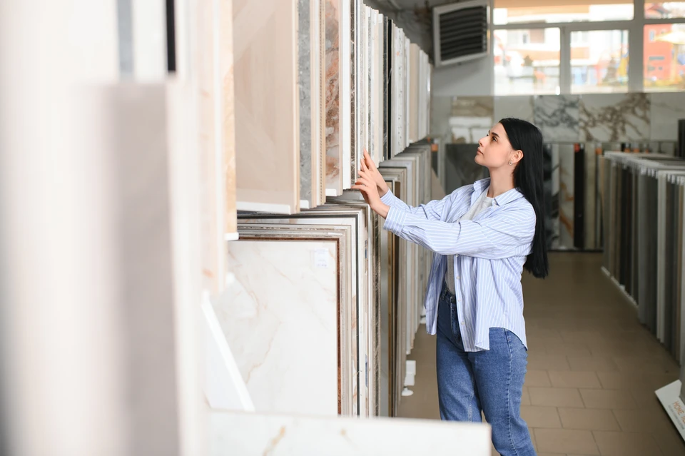 Showroom d'exposition de portes intérieures dans un espace commercial moderne avec plafond verrière