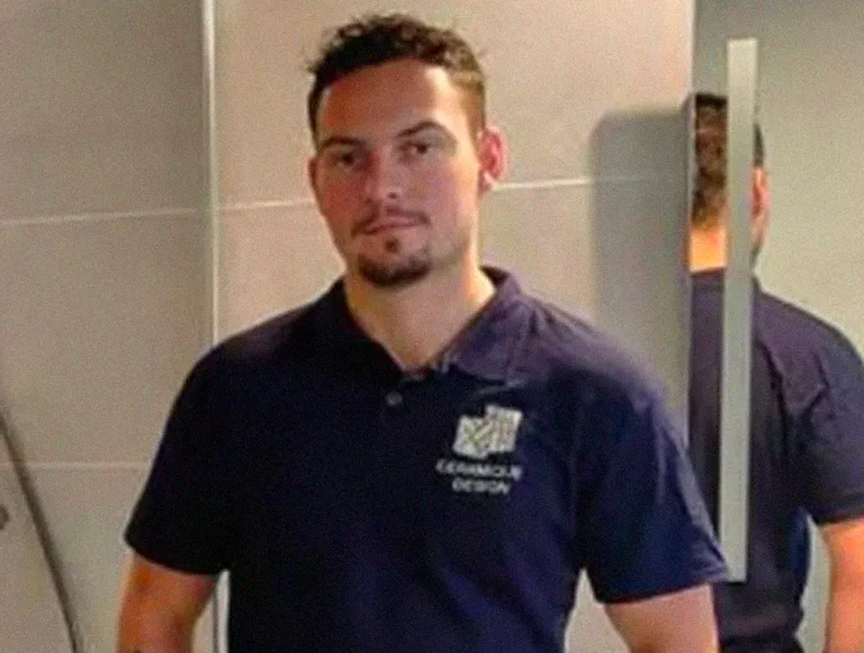 Scène intérieure de showroom avec trois professionnels consultant des échantillons de matériaux